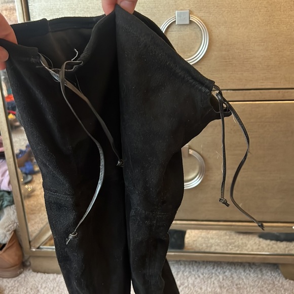 High-knee suede black boots. Zipper on side and tie on the knee. Size 6.5 - Picture 4 of 8